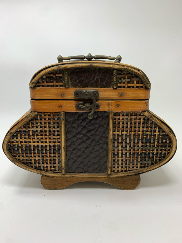 RATTAN & LEATHER CURVED STORAGE BOX.