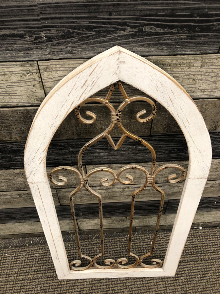 DISTRESSED WHITE ARCH WALL ART W/ METAL CENTER.
