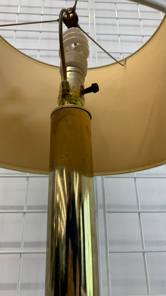 BRASS LAMP W/RIPPLE CREAM SHADE.