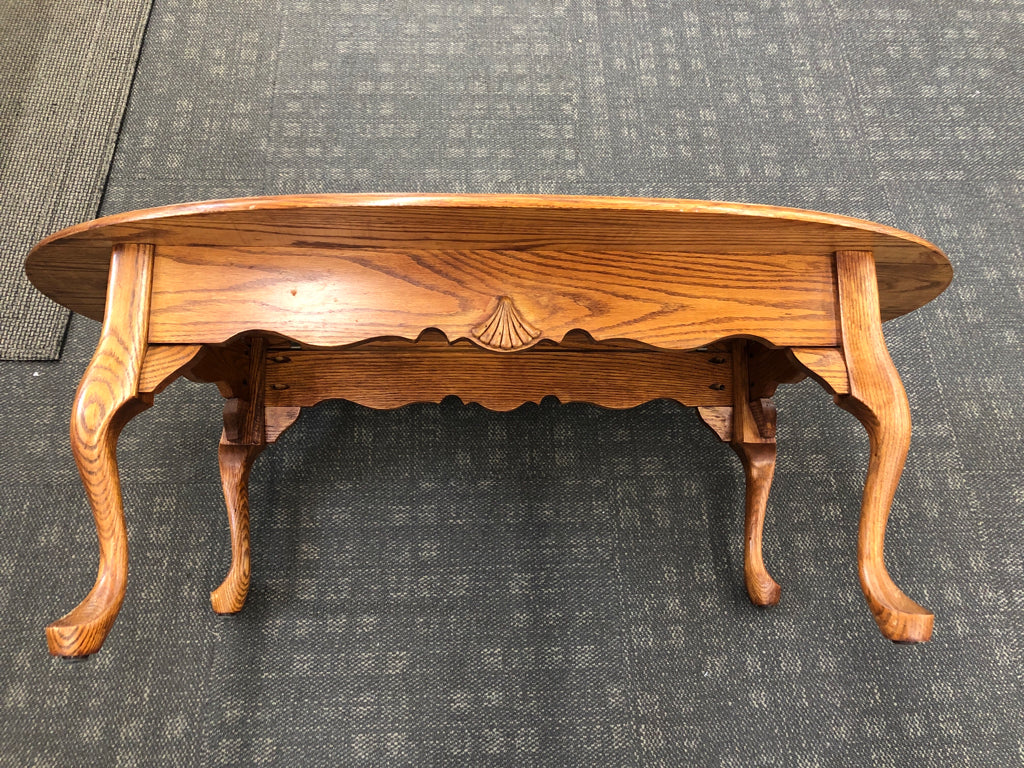 OVAL WOOD COFFEE TABLE W/CURVED LEGS.