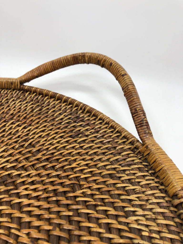 ROUND WOVEN TRAY W/HANDLES.