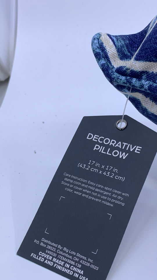 BLUE SQUARE OUTDOOR PILLOW.
