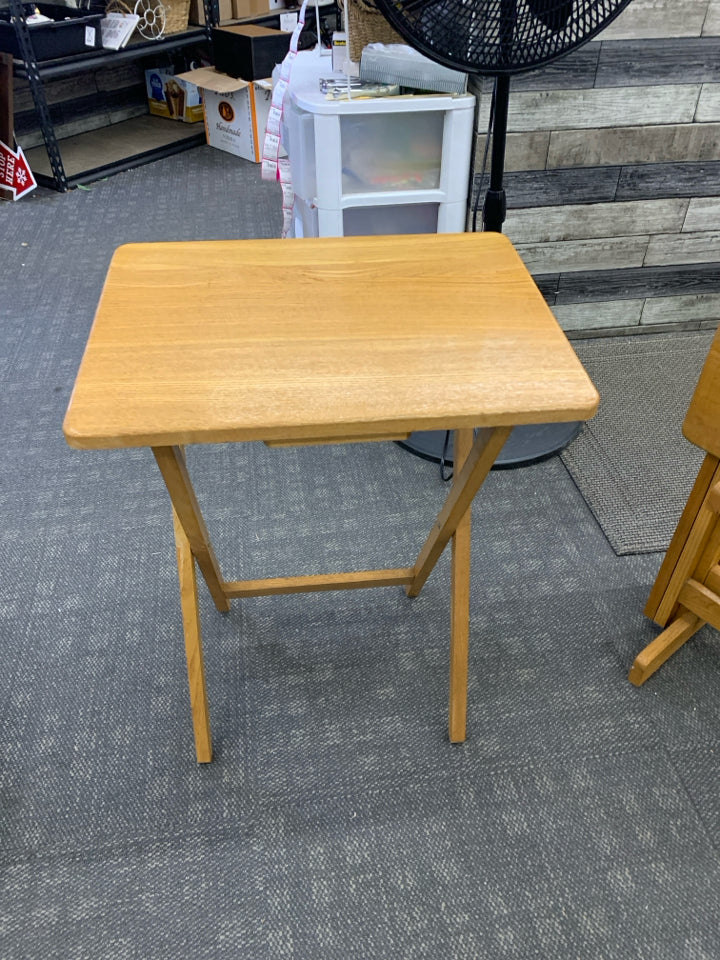 5 PC BLONDE TV TRAYS W/ STAND.
