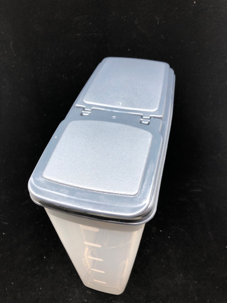 NEW PLASTIC FOOD STORAGE CONTAINER W/BLUE LID.