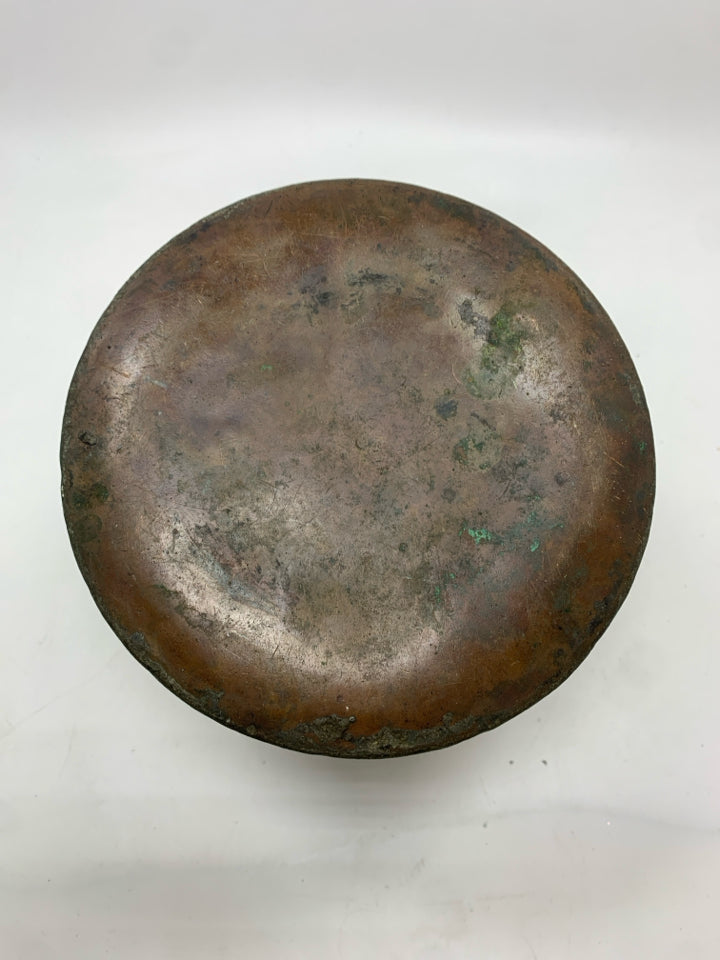 METAL BUCKET W/METAL HANDLE.