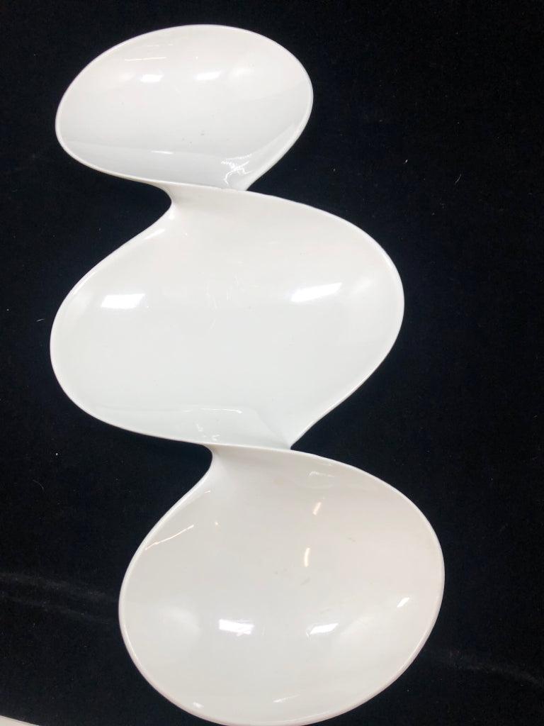 3 SECTION WHITE MELAMINE SERVING TRAY.