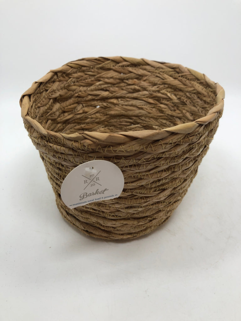 NWT SM WOVEN BASKET.