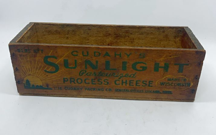 VTG WOODEN SUNLIGHT CHEESE BOX.