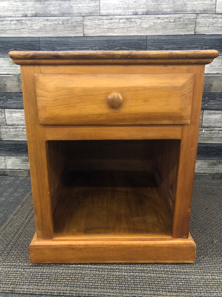 LIGHT WOOD STORAGE END TABLE W/DRAWER.