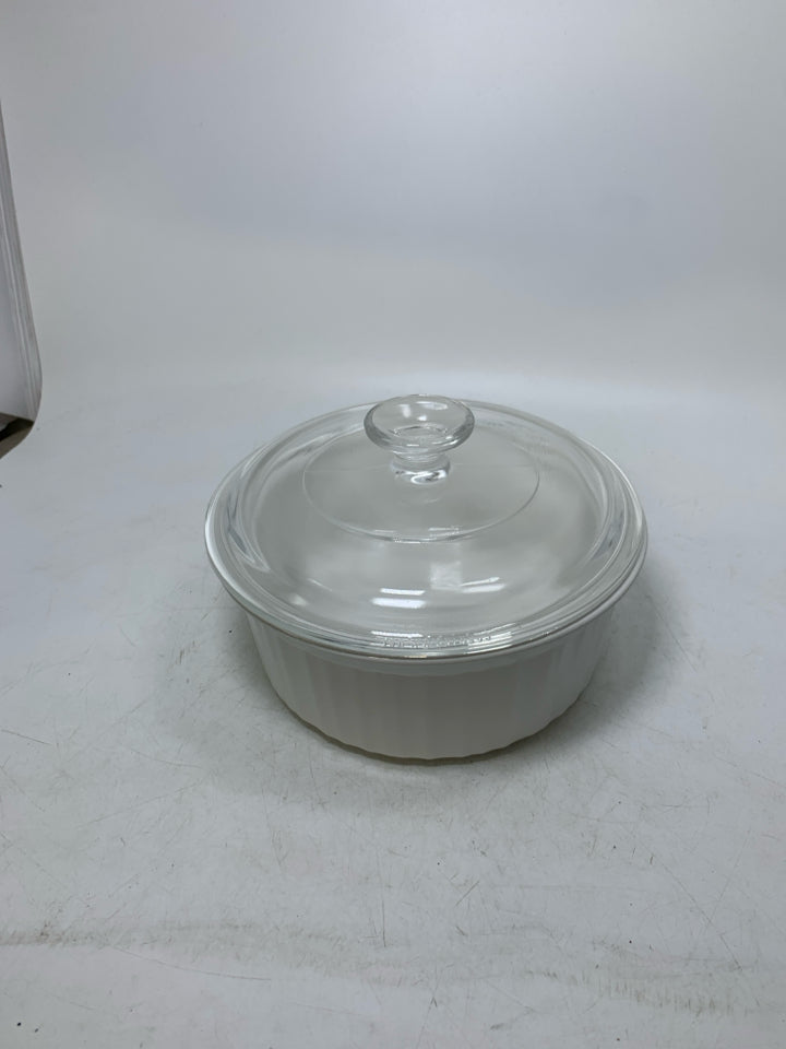CIRCLE RIBBED CASSEROLE DISH W/ LID.