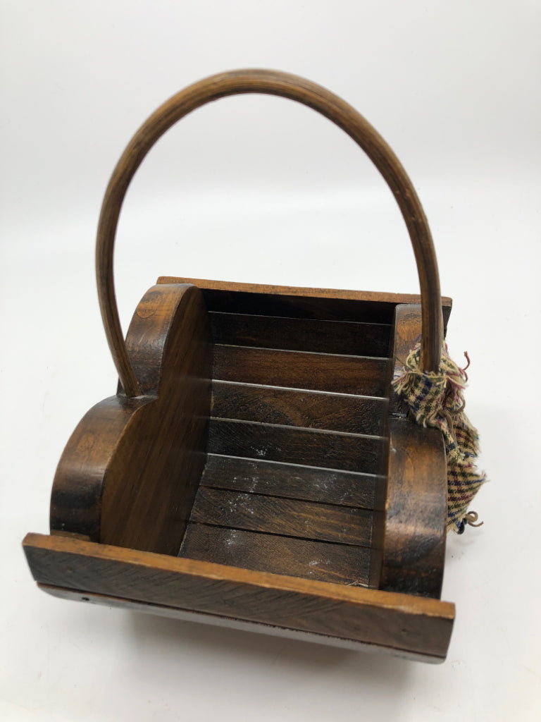 WOODEN BIRD-PRINTED HEART BASKET.