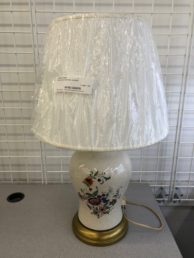 FLORAL PAINTED CERAMIC BASE LAMP W/CREAM SHADE.
