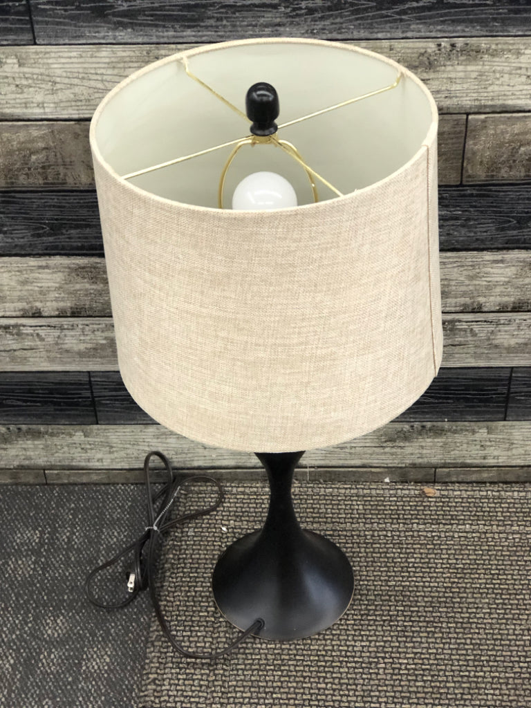 BRONZE BASE TABLE LAMP W/TAN TEXTURED SHADE.