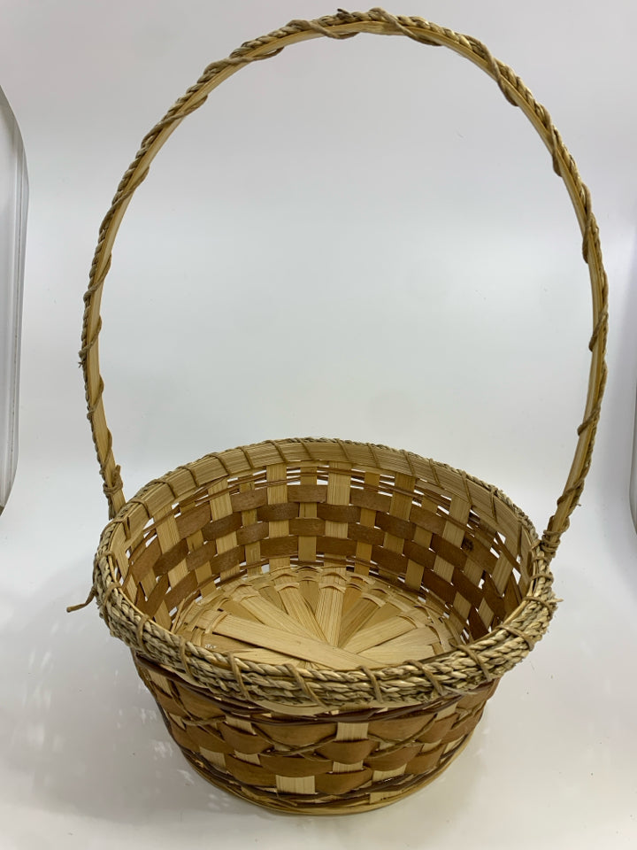 ROUND BLONDE BASKET W/HANDLE.