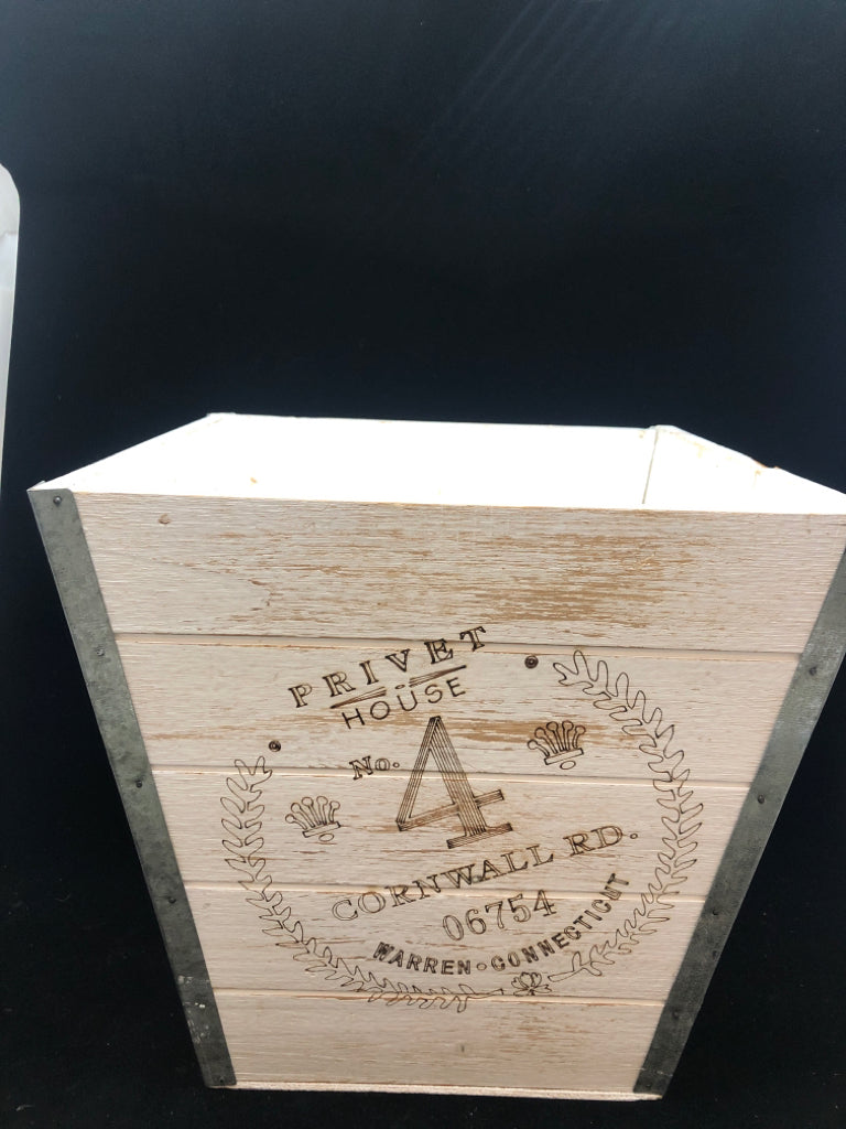 WHITE RUSTIC WOODEN FLOWER PLANTER.
