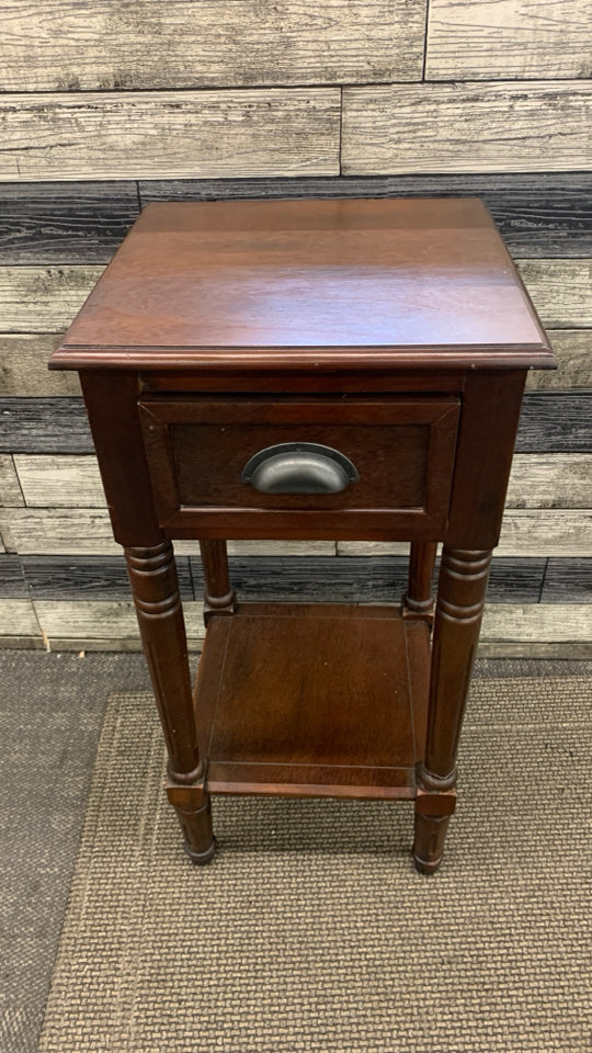 DK WOOD SIDE TABLE W/DRAWER.