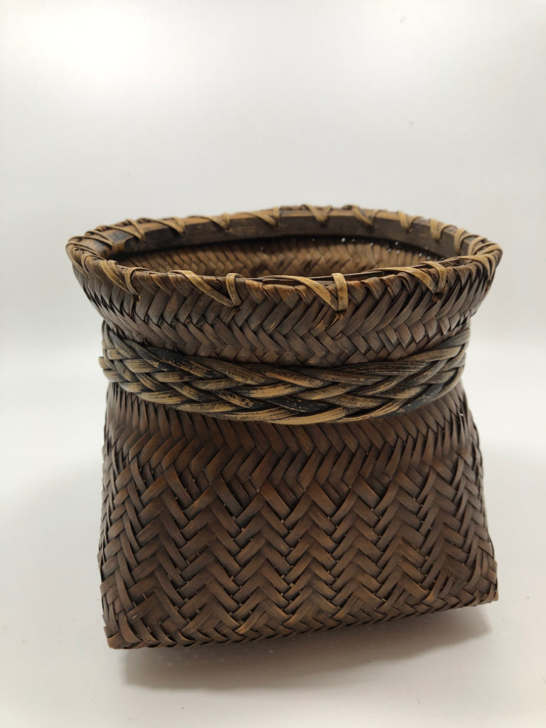 2 TONED SQUARE BOTTOM WICKER BASKET.