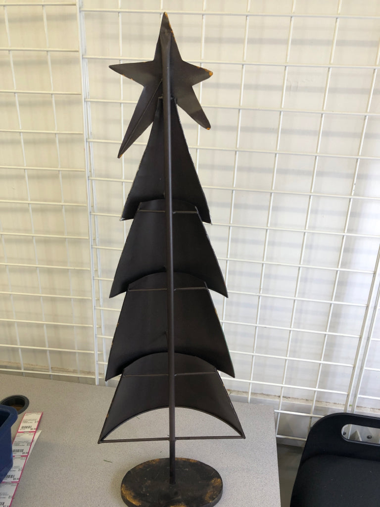 METAL DISTRESSED CHRISTMAS TREE.