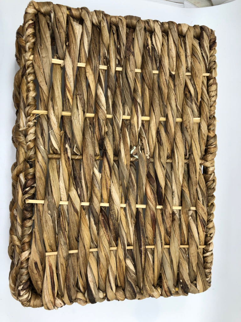 WOVEN BASKET W HANDLES+SPIRAL RIM.
