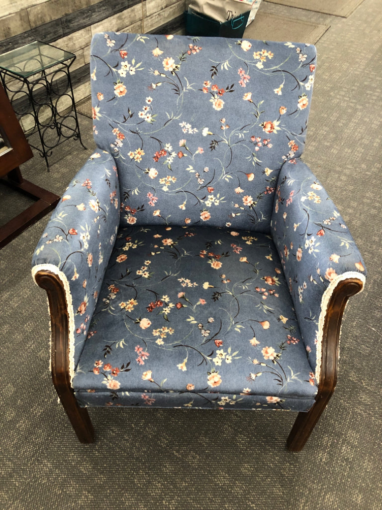 BLUE FLORAL ACCENT CHAIR W/ LACE DETAIL.