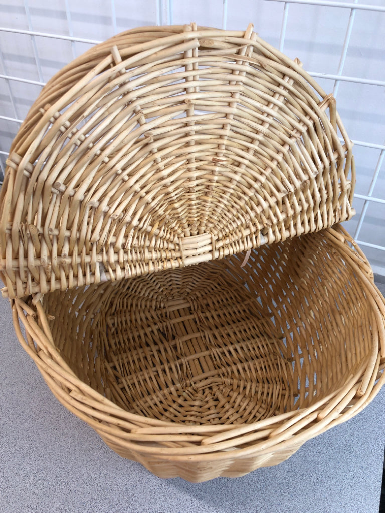 WICKER PICNIC BASKET W/FLIP LID AND HANDLE.