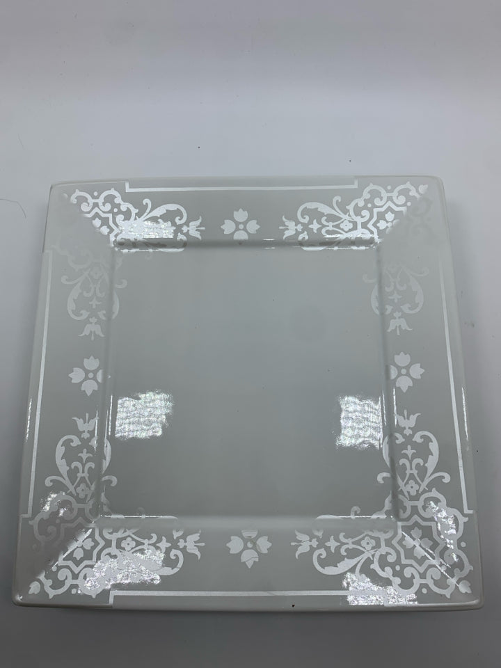 5 BELLA LUX SQUARE DINNER PLATES W/SILVER DAMASK BORDER.