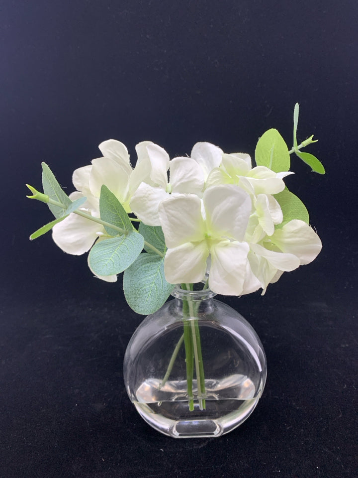 SM WHITE FLORALS IN FLAT VASE.