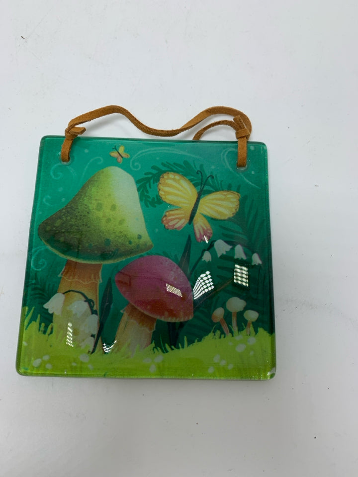 SMALL GLASS EMBOSSED MUSHROOMS & BUTTERFLY.