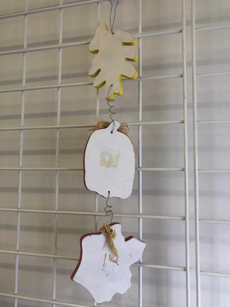 WOOD LEAFS WALL DECOR.