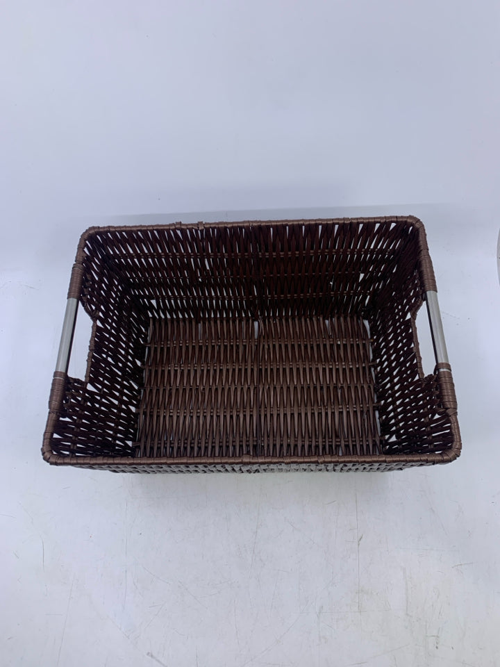 BROWN PLASTIC WOVEN W/ SILVER METAL HANDLES.