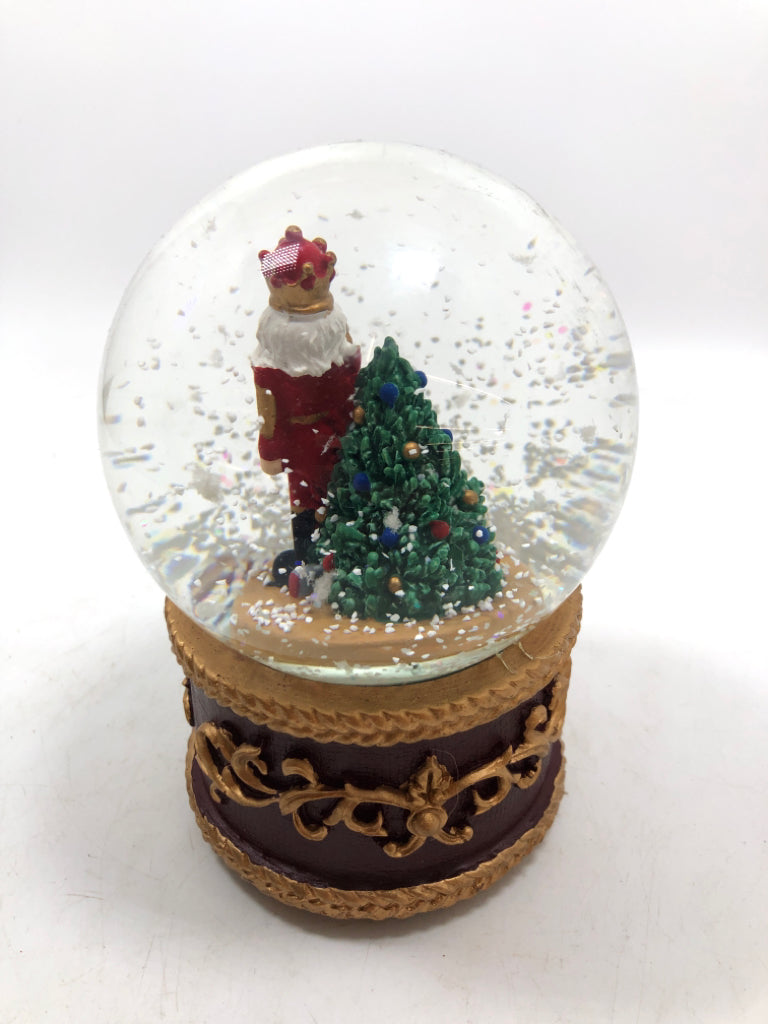 SANTA NUTCRACKER MUSICAL SNOW-GLOBE.