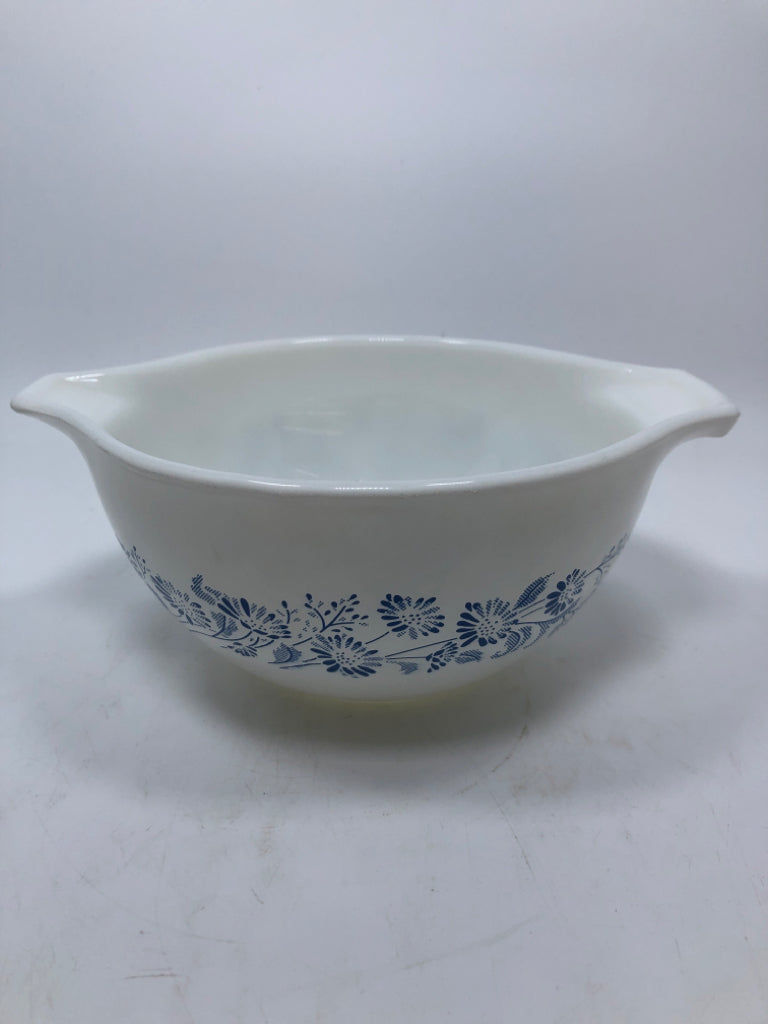 3 VTG COLONIAL MIST CINDERELLA NESTING BOWLS.