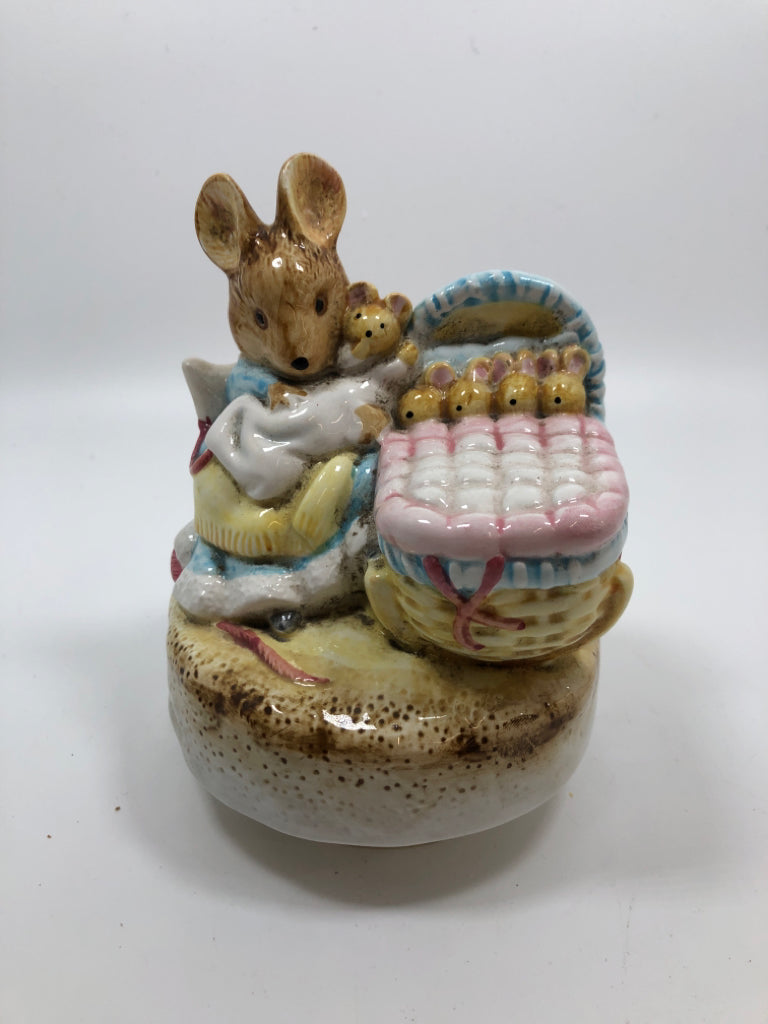 MOMMA & BABY MICE- BEATRIX POTTER IN BED MUSICAL DECOR.