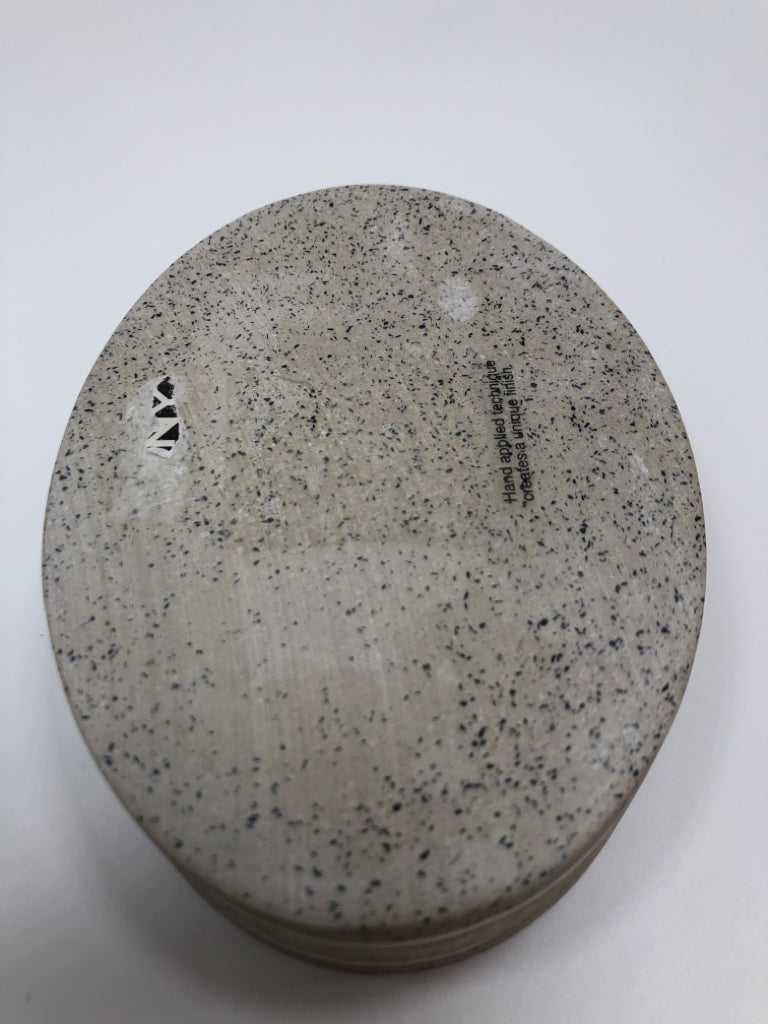 GREY STONE SOAP DISH W/WHITE LINES.