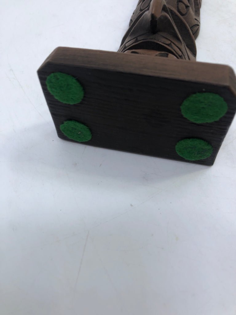 HAND CARVED WOOD TOTEM POLE SCULPTURE BROWN.