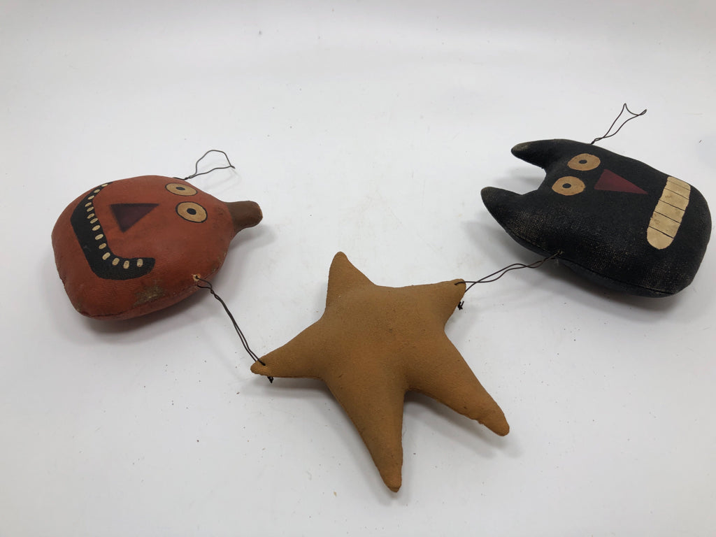 PRIMITIVE CAT AND PUMPKIN WOOD GARLAND.