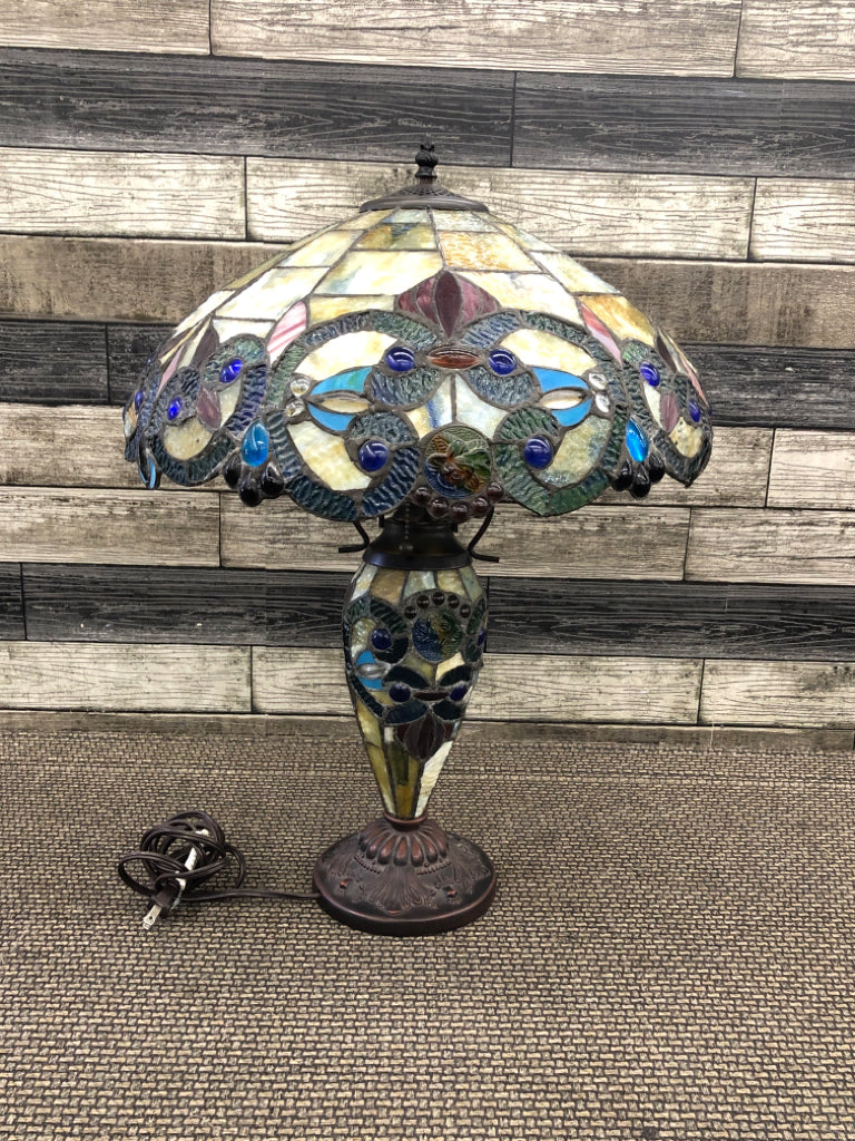 TIFFANY STYLE LIGHTING HALSTON DOUBLE LIT STAINED GLASS TABLE LAMP.