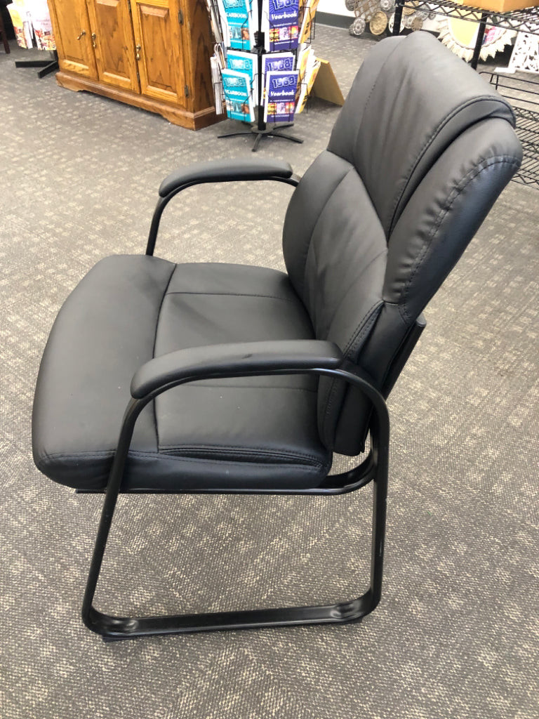 BLACK FAUX LEATHER OFFICE CHAIR WITH HANDLES.