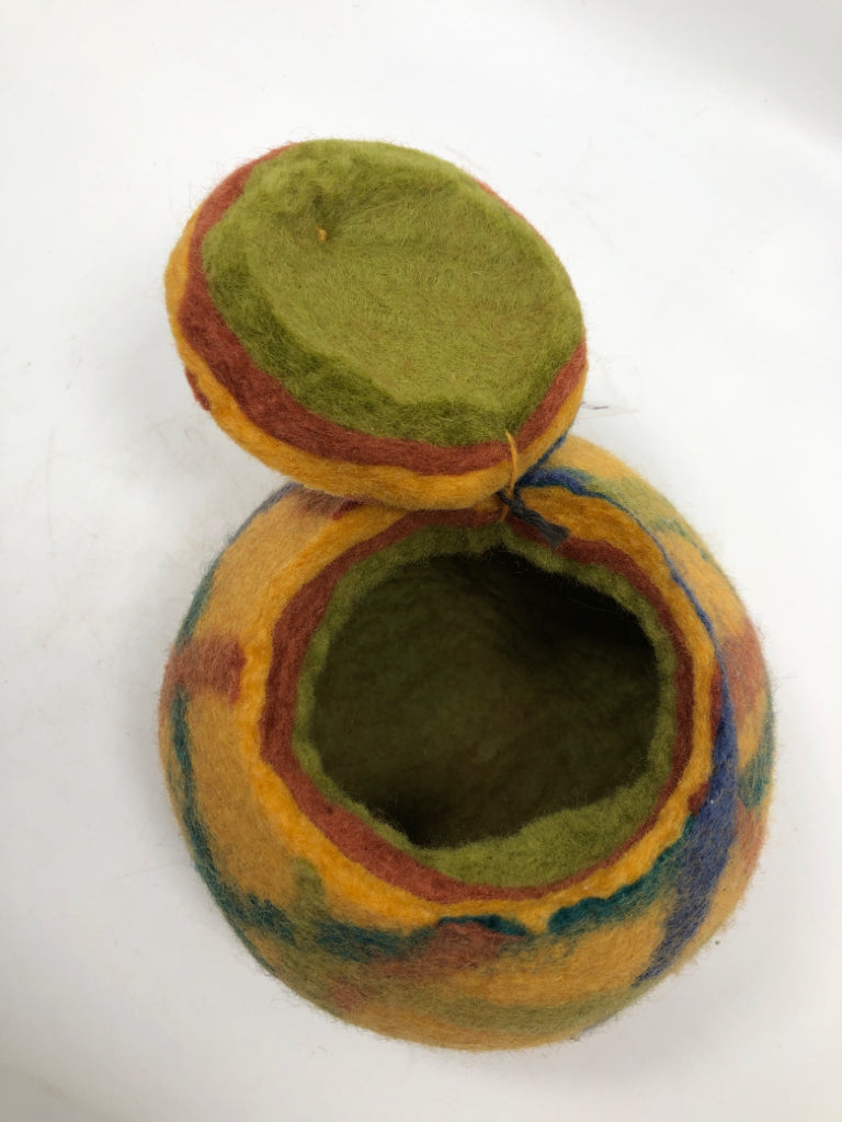 NWT FELT WORKS COLORFUL CONTAINER.