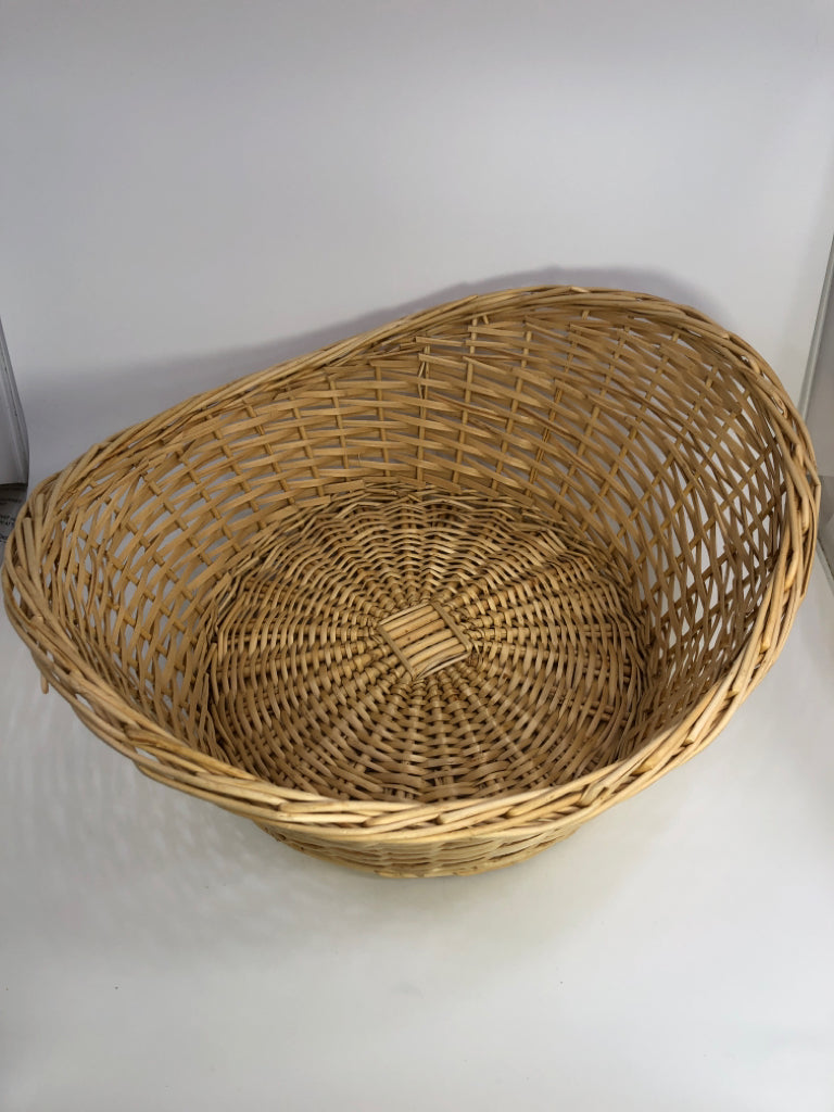 SHORT LIGHT BRAIDED OVAL BASKET.