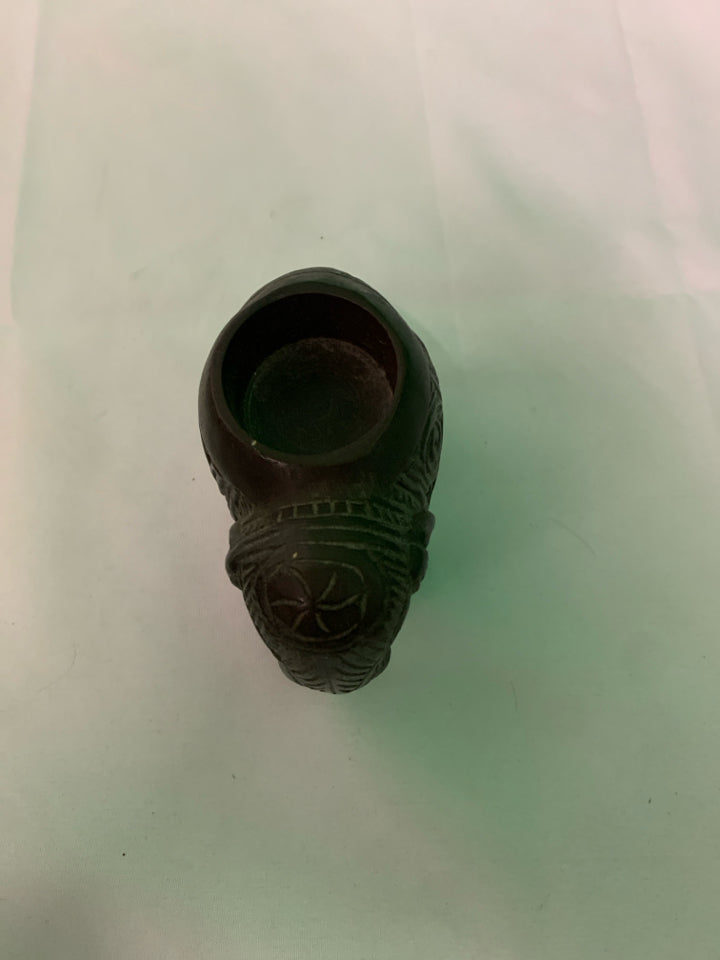 METAL CARVED ELEPHANT TEA LIGHT HOLDER.