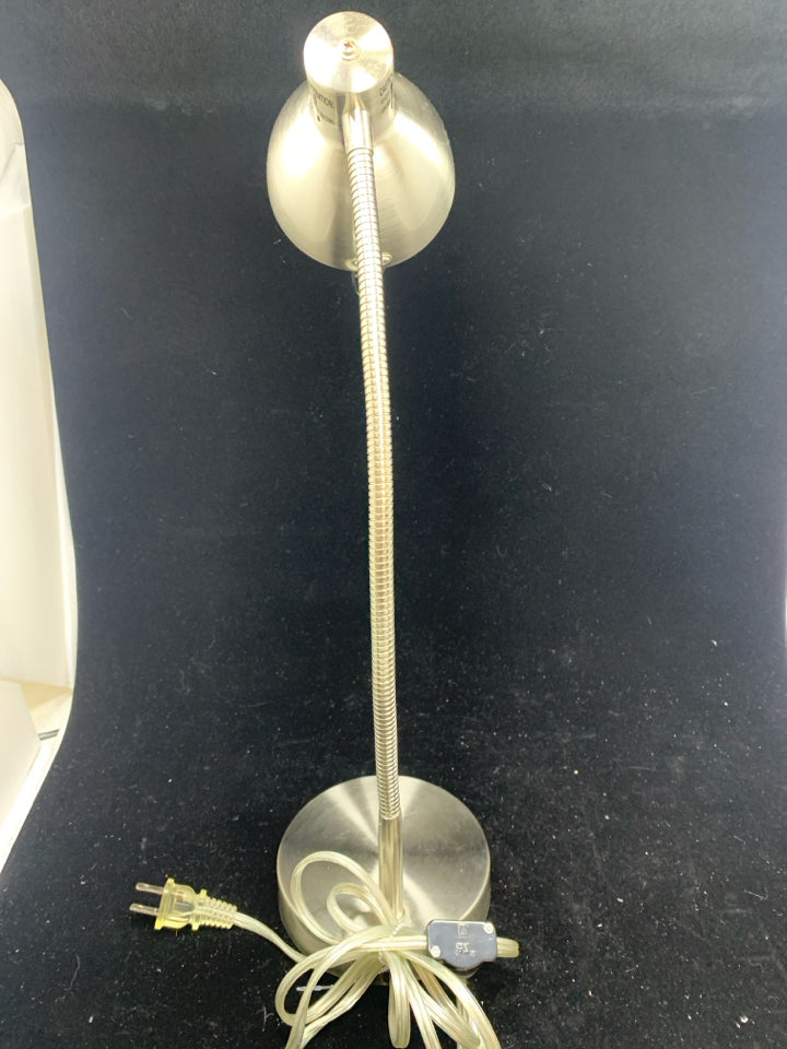 ADJUSTABLE METAL DESK LAMP.