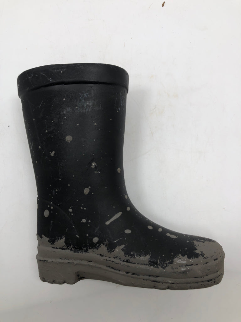 MUDDY RAIN BOOT VASE.