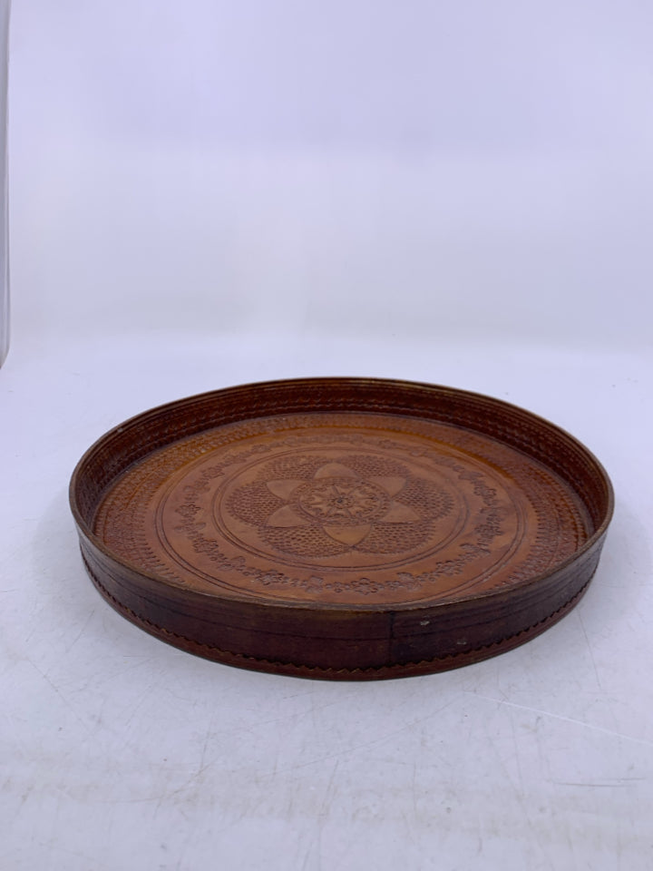 EMBOSSED BROWN CIRCLE TRAY.