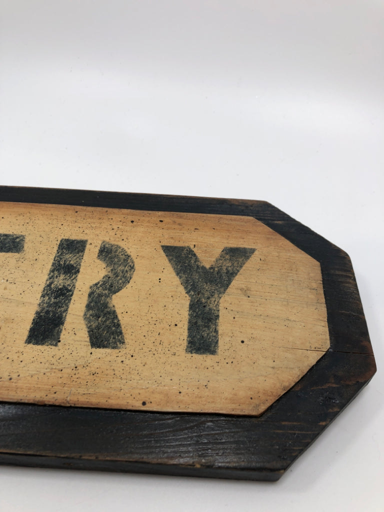PRIMITIVE 'COUNTRY' WOOD SIGN.