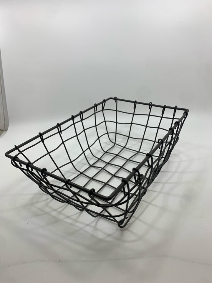 SM RUSTIC WIRE BASKET.