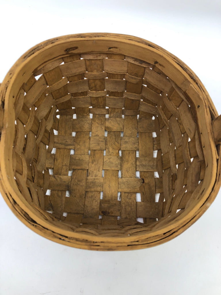 SMALL BASKET W BIG HANDLE.