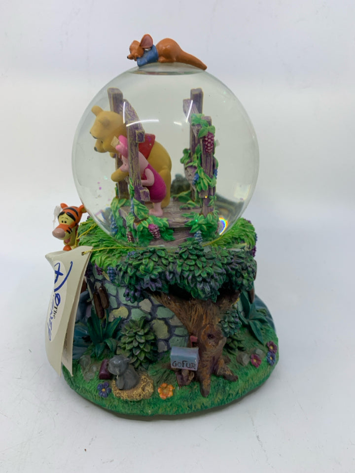 WINNIE POOH AND FRIENDS LARGE SNOW GLOBE MUSIC WORKING .