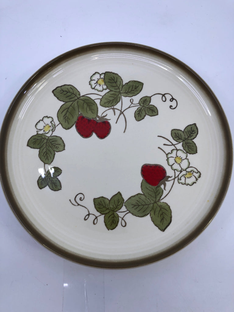 4 VTG BROWN RIMMED STRAWBERRY PATTERN DINNER PLATES.