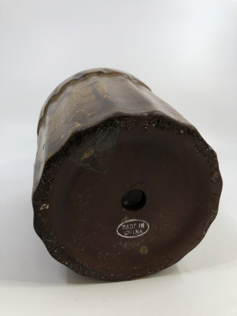 BROWN DIPPED CROCK PLANTER W/FAUX HANDLES.